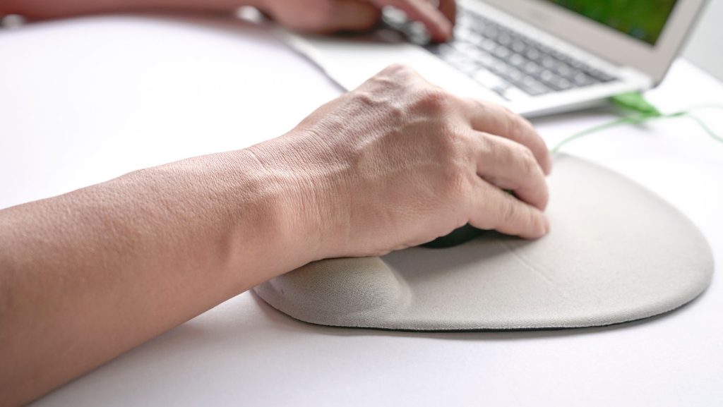 Proper Positioning of Mouse for Workplace Ergonomics