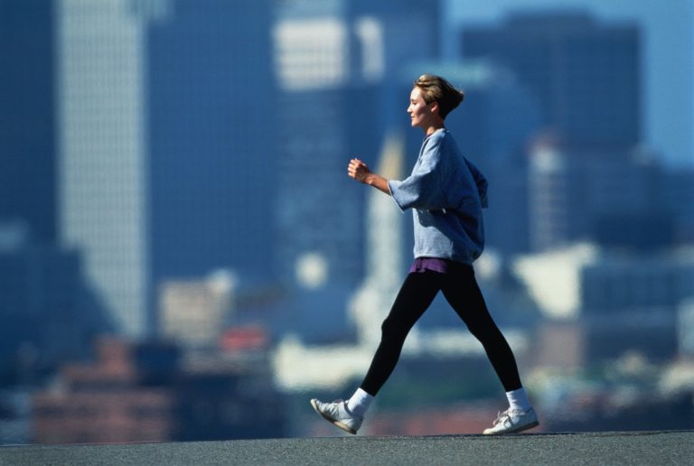 7 Surprising Health Benefits of a Quick 5-Minute Walk