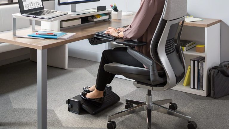5 Benefits of Ergonomic Footrests