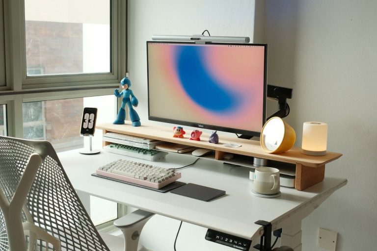 22 Creative Office Desk Decoration Ideas
