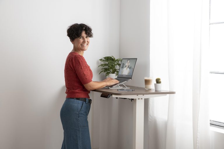 Standing Desk vs Sitting Desk: Which is Better for You?